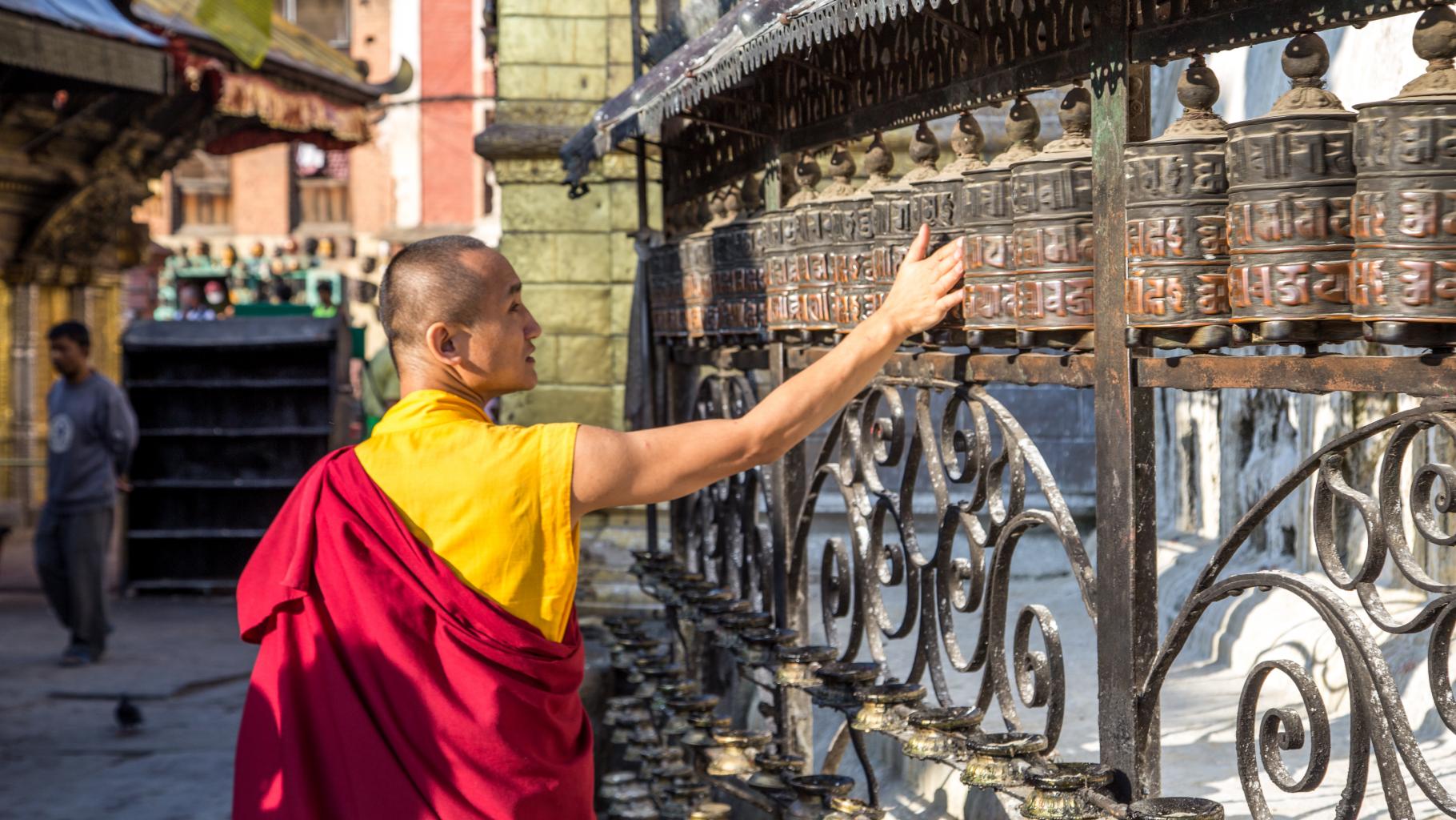 Photo Monk spinning prayer wheels in Nepal